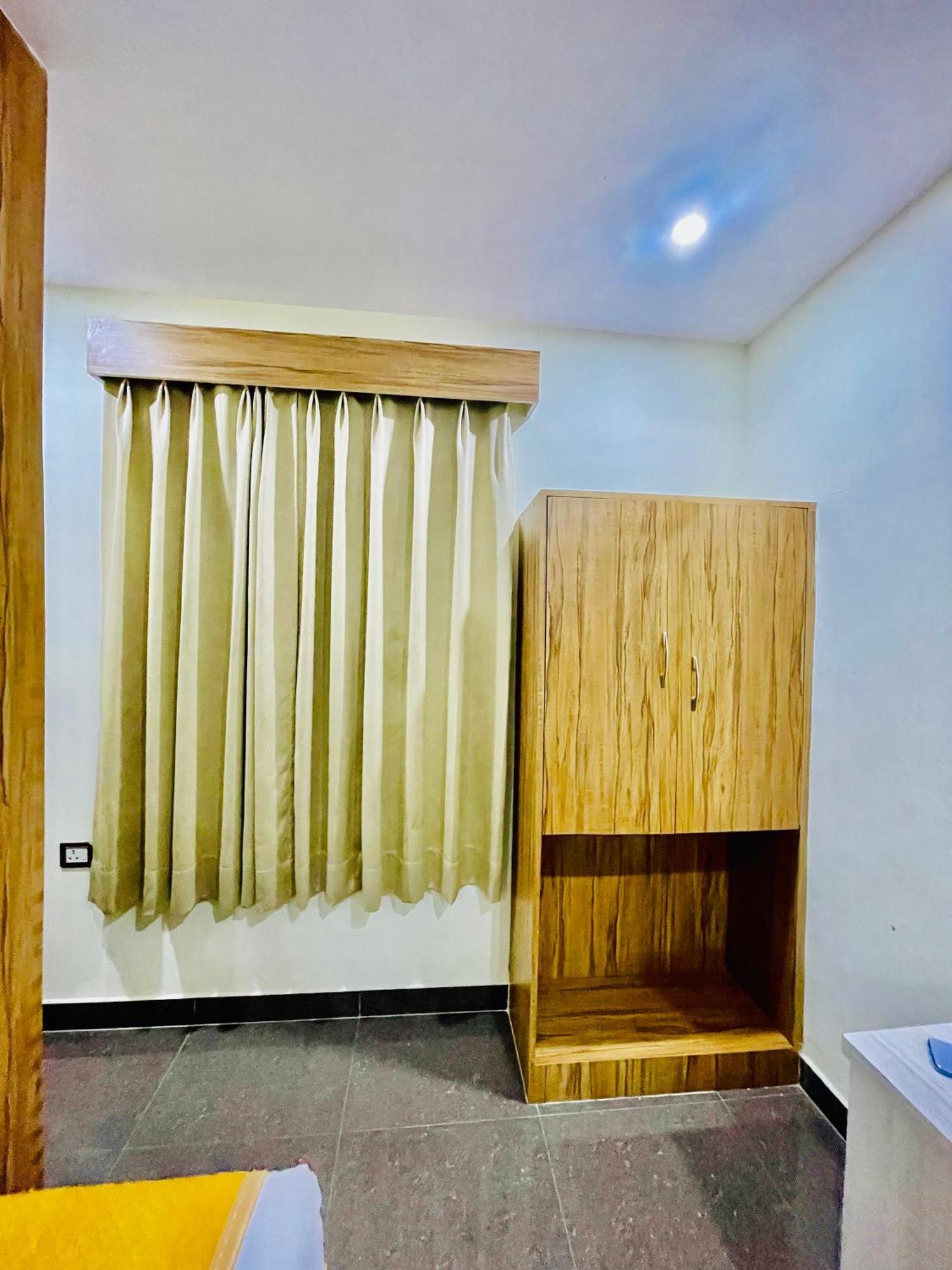 Hotel Nidhivan Mukund - Best Rated Area - In House Parking Vrindavan Exterior photo