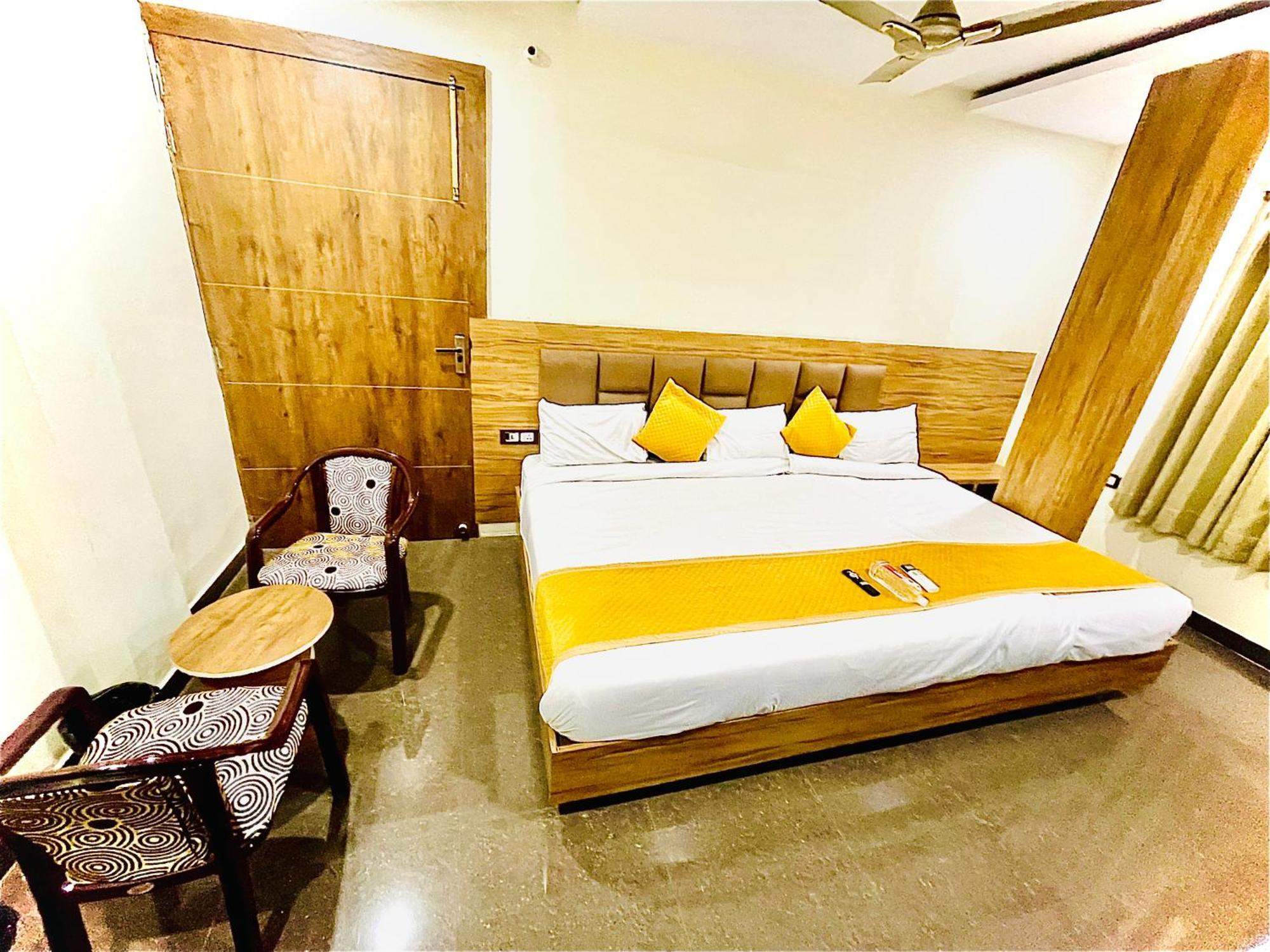 Hotel Nidhivan Mukund - Best Rated Area - In House Parking Vrindavan Exterior photo